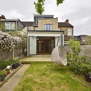 Homestay Contemporary 3 Bed House With Spacious Garden Close To Stratford & Canary Wharf, London